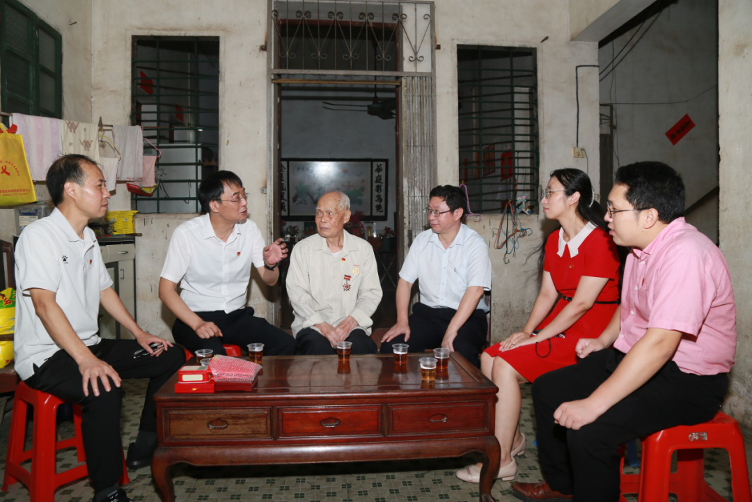 致敬模范，，，眷注入心！！ ——白云山征途国际官网“七一”前夕走访慰问老劳模陈雨池同志